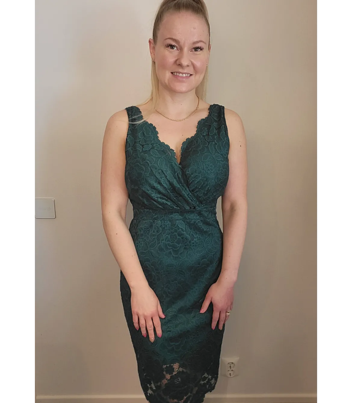 Vihreä wrap-look v-pitsimekko