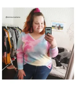 Värikäs solmuvärjätty v-neule